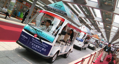 Últimas noticias de la empresa sobre Acogida de los visitantes en la Feria de Cantón: Mostrando nuestros vehículos eléctricos de turismo premium